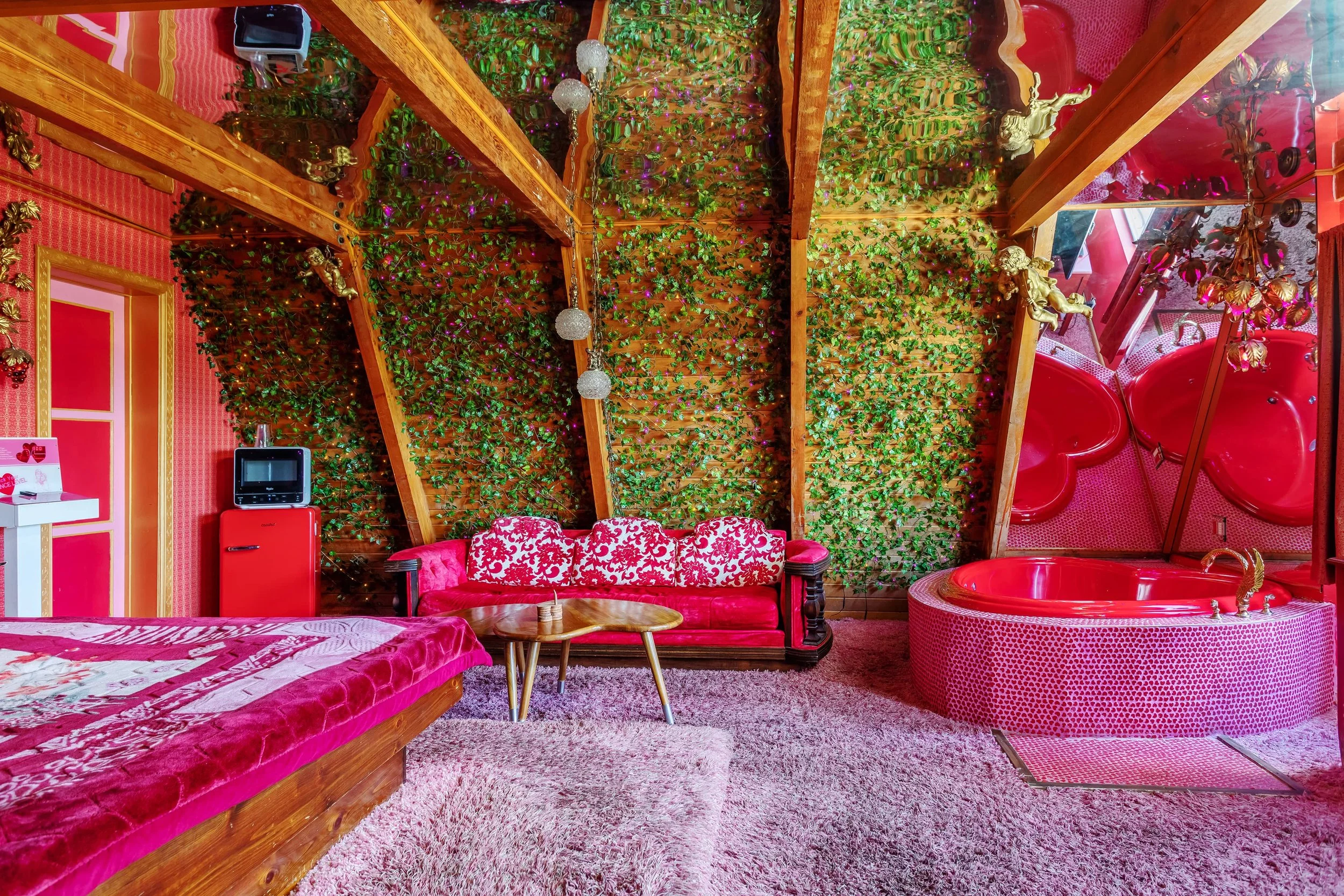 Book The Honeymoon Suite — Hicksville Pines